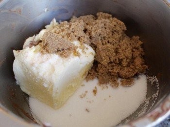 step2: 牛油, 糖, 香草精 一起均勻打發