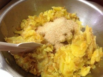 step2: 壓成泥加入糖拌勻