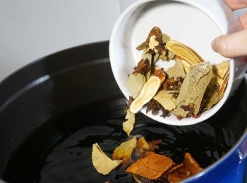 step4: 預備一個煲，放入所有滷水材料，大火煮滾後轉慢火煮40分鐘至出味。