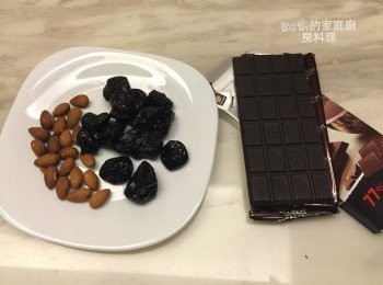 step1: <span class="group_1">食材</span>，建議使用含可可脂75%以上的巧克力製作
