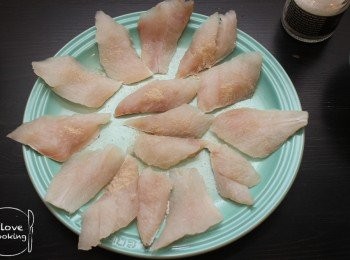 step1: 石斑塊洗乾淨後用廚房紙索乾水份, 之後灑上鹽及胡椒粉