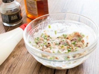 step3: 待洋蔥和煙肉稍涼後，加入蔥、丘比香甜味沙律醬、蜜糖和黑胡椒碎拌勻成醬汁備用。