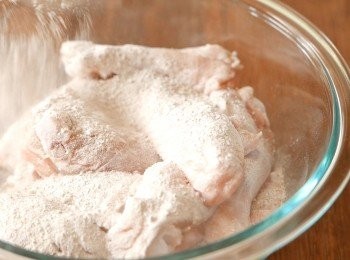 step3: 把<a href="https://bit.ly/3zHU5V3" target="_blank" data-keyword="雞翼" class="guide-link"><strong>雞翼</strong></a> <span style="display:inline-block;vertical-align:middle;margin-top:-3px;color:initial;border-radius:3px;padding:2px 3px;font-size:12px;line-height:14px;background:#87d300;color:#fff;">即買</span> 洗淨後以廚紙印乾，把拌好的乾材料加到<a href="https://bit.ly/3zHU5V3" target="_blank" data-keyword="雞翼" class="guide-link"><strong>雞翼</strong></a> <span style="display:inline-block;vertical-align:middle;margin-top:-3px;color:initial;border-radius:3px;padding:2px 3px;font-size:12px;line-height:14px;background:#87d300;color:#fff;">即買</span> 中用手拌勻。