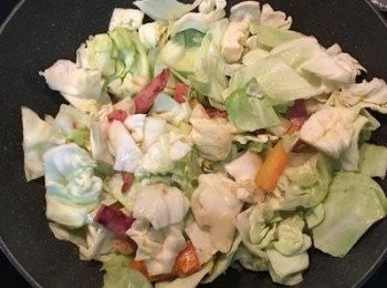 step5: 加入高麗菜、鹽、黑胡椒粉翻炒，