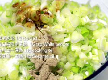 step6: 特別要說明一下盬的份量。蔥油餅略帶鹹味即可, 在吃的時候, 面餅和唾液所產生的甜味才是令人回味的所在。所以食譜的盬量不要再增加。