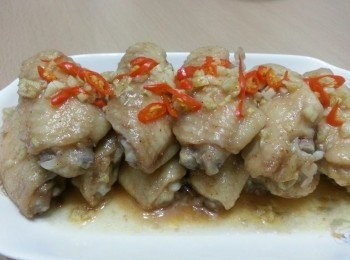 step2: 蒸<a href="https://bit.ly/3zHU5V3" target="_blank" data-keyword="雞翼" class="guide-link"><strong>雞翼</strong></a> <span style="display:inline-block;vertical-align:middle;margin-top:-3px;color:initial;border-radius:3px;padding:2px 3px;font-size:12px;line-height:14px;background:#87d300;color:#fff;">即買</span> 前才把蒜蓉混在一起， <a href="https://bit.ly/3zHU5V3" target="_blank" data-keyword="雞翼" class="guide-link"><strong>雞翼</strong></a> <span style="display:inline-block;vertical-align:middle;margin-top:-3px;color:initial;border-radius:3px;padding:2px 3px;font-size:12px;line-height:14px;background:#87d300;color:#fff;">即買</span> 上面放上指天椒絲，用中大火蒸4分鐘，然後熄火焗15分鐘。
上菜前要用筷子插過<a href="https://bit.ly/3zHU5V3" target="_blank" data-keyword="雞翼" class="guide-link"><strong>雞翼</strong></a> <span style="display:inline-block;vertical-align:middle;margin-top:-3px;color:initial;border-radius:3px;padding:2px 3px;font-size:12px;line-height:14px;background:#87d300;color:#fff;">即買</span> ，確定全熟。 
我的大<a href="https://bit.ly/3zHU5V3" target="_blank" data-keyword="雞翼" class="guide-link"><strong>雞翼</strong></a> <span style="display:inline-block;vertical-align:middle;margin-top:-3px;color:initial;border-radius:3px;padding:2px 3px;font-size:12px;line-height:14px;background:#87d300;color:#fff;">即買</span> ，用這時間，剛剛熟！