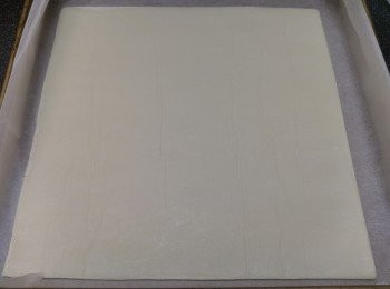 step1: 預熱爐温180度後時間設25分鐘,再將現成酥皮由冰箱攞出來攤軟後放入已鋪牛油紙的焗盆內。