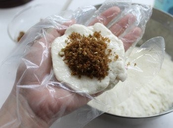 step7: 麵糰分成約十份, 手沾點菜油(食譜份量外) ,  取一份麵糰壓平, 放上糖餡

(糖餡要多放一點才好吃)