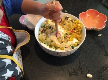 step5: *因為今次食親子食譜，所以無加任何調味，但想味道更好，可以加多D沙律醬同黑胡椒碎。
*有時間準備，用雞絲會更健康！