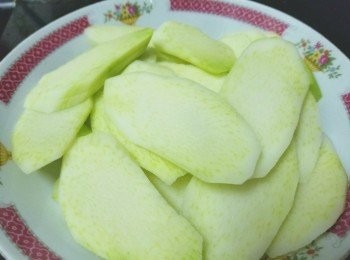 step2: 將芥蘭去皮切片備用