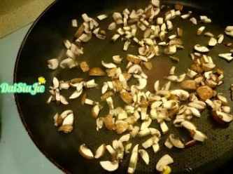 step4: 用白鑊烘乾啡蘑菇，這樣才可以避免在之後煮的過程中出水，很重要呀。