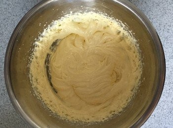 step2: 牛油、砂糖用機或手打起，然後加入雞蛋攪滑。