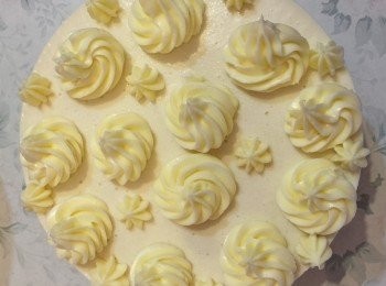 step6: 喜歡可以像我用一些cream cheese 加糖和少許牛油唧花伴食
Cream Cheeses Frosting
Cream Cheese 114克
牛油 29克
糖（隨個人喜歡，可一邊打一邊試味）
基本上全部室溫放軟，打至幼滑同蓬鬆就可唧，如太軟，可先雪一雪先唧）