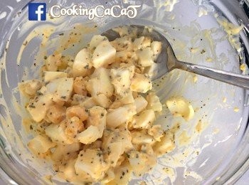 step3: 再加入蛋黃醬撈勻。豬仔包中間開二，塗上牛油，放入焗爐內焗脆。
將已撈好蛋沙津放入豬仔包內即可。