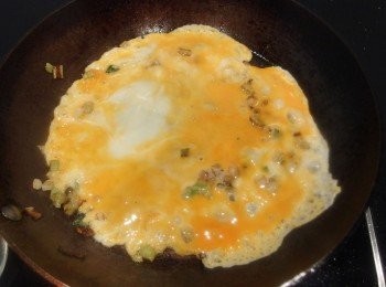 step4: 倒入蛋汁,爐火維持中火。火源不超過鍋底邊緣為原則。