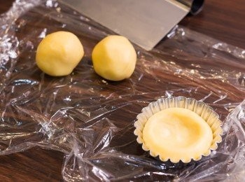 step12: 蛋撻模放入一份粉團，先按好底部