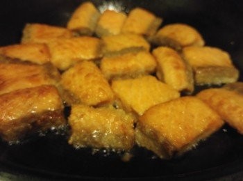 step2: 方包殼預熱備用,將生粉撈勻三文魚塊,用半煎炸炸脆三文魚塊。