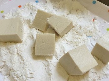 step3: 在盆子中加入麵粉及豆粉混合，將豆腐粒加入，四邊也沾上粉，再撲走多餘的粉備用