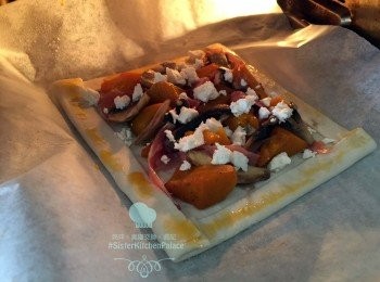 step7: 放入焗爐200c，焗10-13分鐘，到四邊酥皮轉金黃色就可以出爐