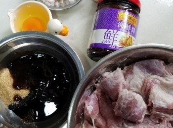 step2: 你睇，而家啲肉白雪雪。
而家喺放<span class="group_2">醃料</span>前，再落大概 1 湯匙生粉