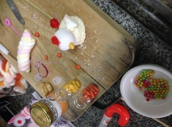 step1: 準備好所有糖果材料及裁切好雞冠、尾、翼各部份的型狀後，先隔水座溶白朱古力