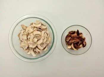 step3: 磨菇切成片狀,牛肝蕈菇先用冷水浸泡約15分鐘後,擰乾後切成細丁,浸泡過的牛肝蕈菇水留下備用。