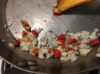 step2: 熱鍋加入少許的油放入黑胡椒，蒜仁，辣椒，薑丁炒出香氣