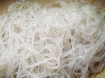 step3: 粉條溫水泡，在上鍋煮數分鐘。撈出剁碎，和韭菜攪拌在一起，五香粉、雞汁、蠔油、鹽、雞精拌均勻待用