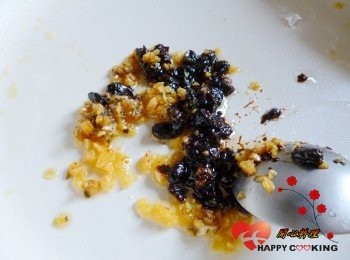 step2: 炒香蒜蓉和豆豉關火