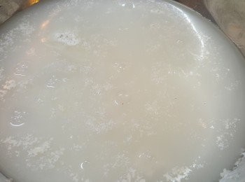 step2: 將馬蹄粉、粟粉、油及清水1500g混合成粉漿備用。