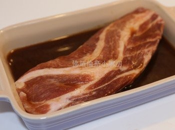 step1: (1) 黑毛豬用<span class="group_2">醃料</span>醃幾小時或過夜