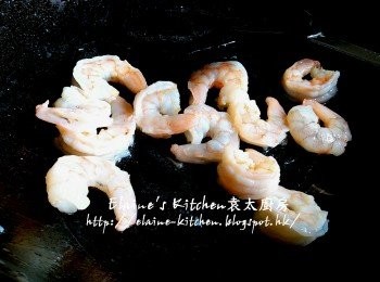 step6: 蝦仁放入鑊中拌勻炒至轉色先盛起