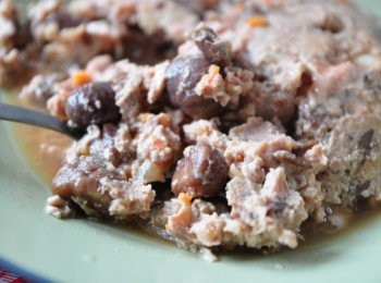 step4: 將燉肉倒扣在盤中後，可以拌碎配飯，還可以吃到整顆香甜栗子喔!