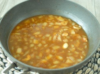 step4: 然後下冬蔭功醬，炒一炒，再加雞湯（*如想要較多醬汁，可多加點高湯）