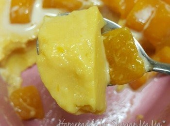 step5: 準備布甸杯或碗,,放入芒果粒後倒入布甸糊,,放入雪櫃雪數小時或過夜即可