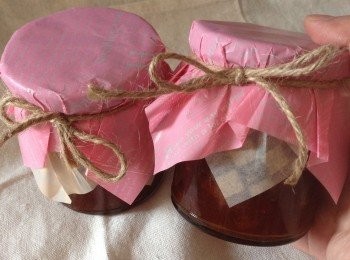 step6: 用牛油紙先封好瓶口再扭上瓶蓋再在瓶蓋包多一層牛油紙綁上繩子存氣比較穩固，才放入雪櫃保存