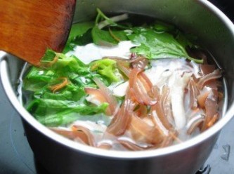 step2: 因為泰山橄欖油適合生飲、涼半、中溫烹調，不適合高溫快炒，所以先將芹菜葉、木耳、杏鮑菇川燙撈起