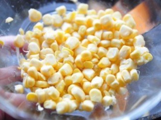 step5: 這玉米是漏掉了...但因為是朋友送的有機水果玉米，所以下鍋略拌數下即可..配料隨自己喜歡，也可以加些蛋絲或豆皮絲..