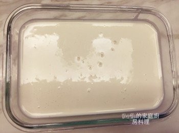 step2: 豆腐、鮮奶、煉乳、鮮奶油用攪拌棒拌勻，裝入保鮮盒，放置在冷凍庫至凝固約4小時，中間取出2-3次用湯匙刮鬆後再放回冷凍