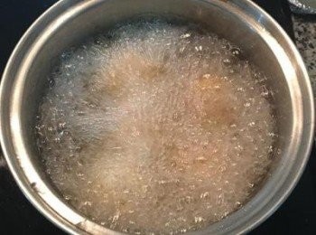 step6: 當麵包粉是馬上冒泡浮起時就可下飯糰去炸，炸的時候維持中大火，只要表面變成金黃色時便可起鍋。 盤裡放入鮮蕃茄醬汁再擺上炸飯糰，用蔥花或巴西里葉或羅勒做裝飾。