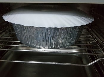 step18: 蓋上鍚紙或蓋,用中大火蒸1小時(蓋上蓋作用是防倒汗水)(如蒸盤較淺時間可蒸50-60分鐘)(時間因應模厚薄而定)