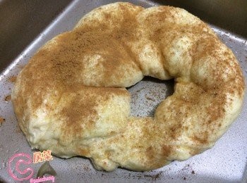 step9: 發酵完成後, 表面掃上蛋汁, 灑黑糖和肉桂粉於麵團上面