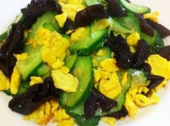step4: 鍋內再倒少許油，油燒熱後加入黃瓜和黑木耳翻炒，之後再加入炒好的雞蛋一起翻炒，出鍋前再加少許鹽即可。