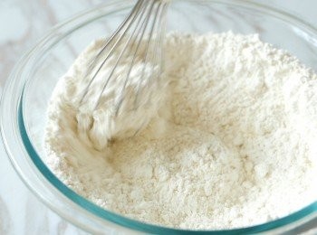 step3: 把低筋麵粉﹑無鋁泡打粉﹑砂糖和鹽混合，以手動打蛋器拌勻。（因食譜中的泡打粉比例較高，必定必定必定要使用質素高的無鋁泡打粉！（我試過用含鋁平價的泡打粉做，結果好難吃））