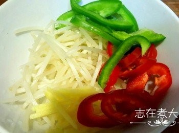 step3: 銀芽洗乾淨隔水，紅椒，青椒，薑片，洗乾淨切絲備用