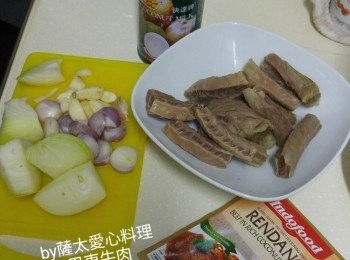 step1: 牛肋條解凍後跑冷水法氽水。加薑，蔥，酒，雞精粒，细火煮至冧。(我用真空煲，煮3小時，中間加熱一次。压力煲15分鐘ok)