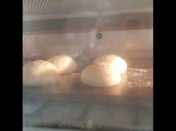 step5: 將二次發酵完成的麵團，表面先刷上橄欖油
撒上海鹽及香料（看個人喜好做增減）
再送上烤箱以上下火200度烤15分鐘
