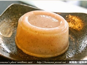 step6: 黑木耳鮮奶凍有原味微甜、原味無糖、薑汁微甜、薑汁無糖四種口味，除直接食用黑木耳健康凍的原始風味之外，也可以依照個人喜好與口感，添加黑糖、蜂蜜、煉乳等<span class="group_1">食材</span>來增味！！