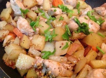 step4: 炒熟的雞肉下鍋一起炒，塩、胡椒粉調味，撒上香菜末