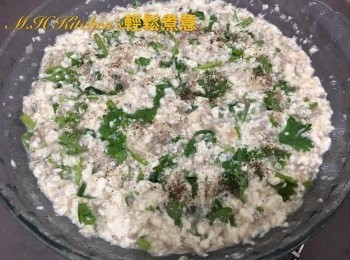 step11: 灑上1/2茶匙胡椒粉 
大火開鍋煮水滾 
放架上隔水蒸10～12分鐘 
熄火